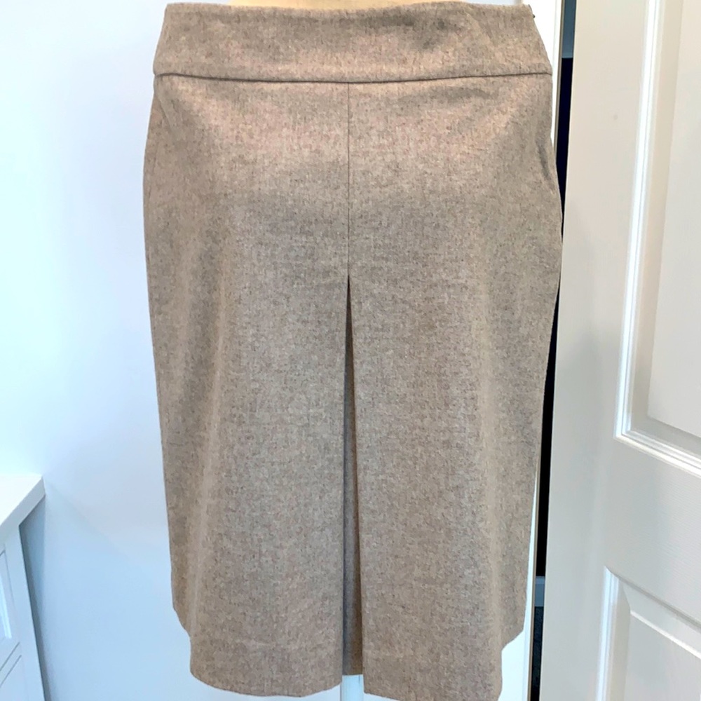 BR factory size 4 A line wool blend skirt. Pleat in the front. Almost new.